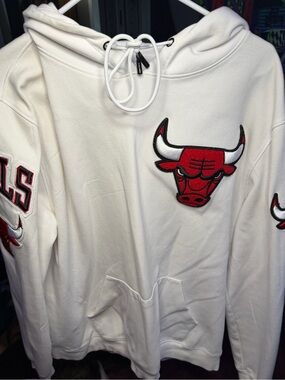 Chicago Bulls White Pullover Hoodie with Red Bulls Patch